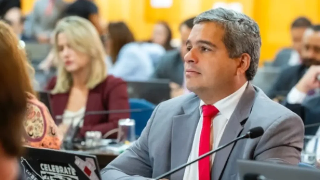 Exigência por vaga ao Senado mantém PDT entre PT e PSDB