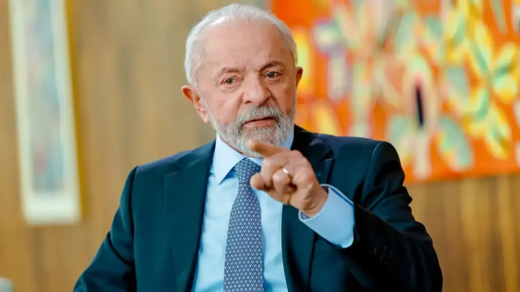 Lula confirma candidatura à reeleição e diz que disputará eleição para defender a democracia