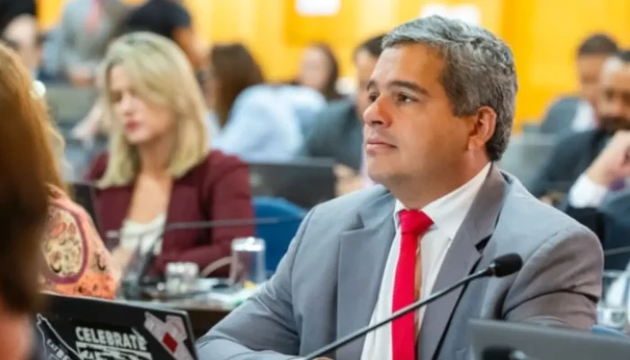 Exigência por vaga ao Senado mantém PDT entre PT e PSDB