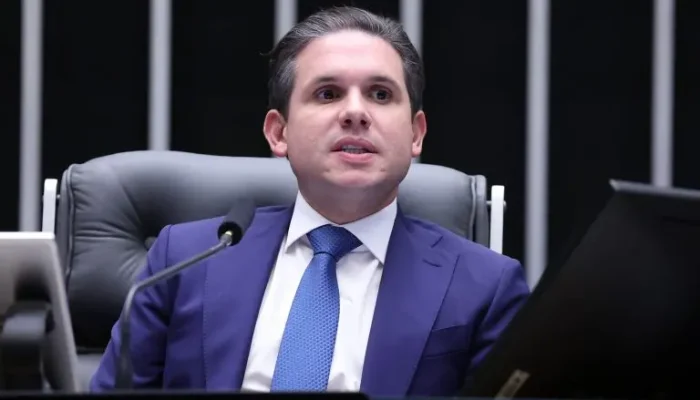 Lula entrega a Hugo Motta projeto que amplia limite de faturamento do MEI
